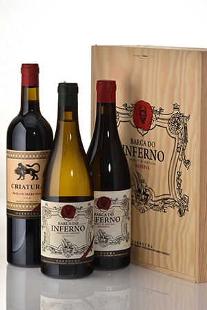 Vinhos Criatura, Barca do Inferno Branco e Barca do Inferno tinto juntos com caixa de madeira personalizada