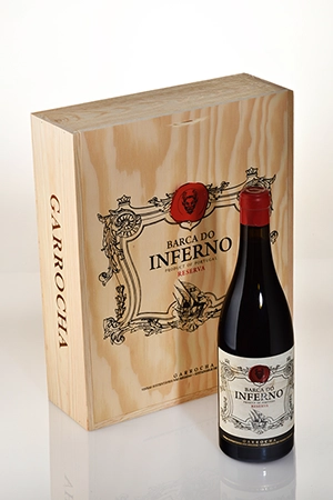 Vinho Barca do Inferno Tinto ao lado da caixa de madeira personalizada